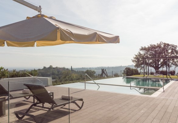 La splendida piscina a sfioro dista circa 50 m dalla villa – Santa Maria Maddalena
