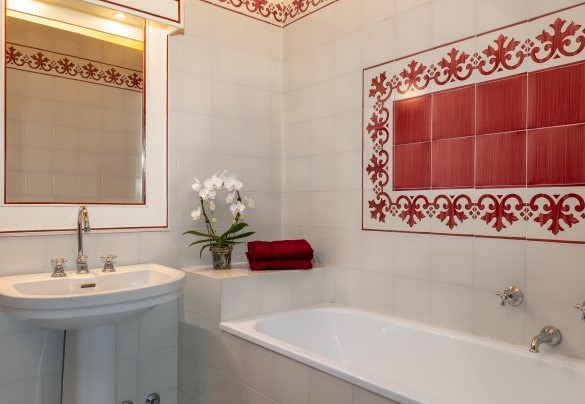 Bathroom with tub and shower n.6 on the first floor, serving the bedroom n.6 - Scandelaia