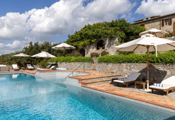 This spectacular rectangular pool is lined with mosaic and has Roman steps with a handrail for access and a cover for the night. - Scandelaia