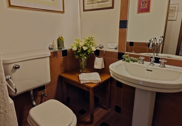 Bathroom with shower n.1 ensuite to double bedroom n.1 - Scandelaia