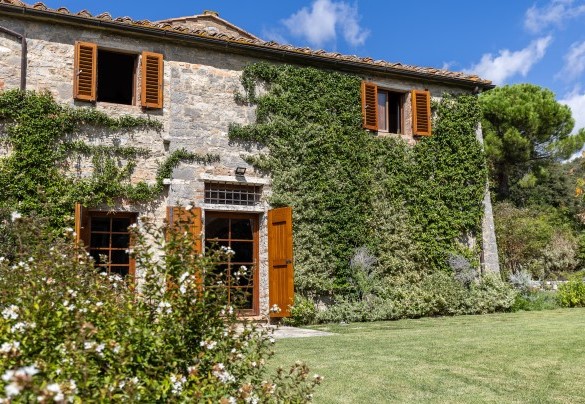 In the centre of the park is the villa, a building dating back over a thousand years that has been completely renovated - Scandelaia