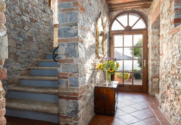 The stone staircase leading to the first floor - Scandelaia