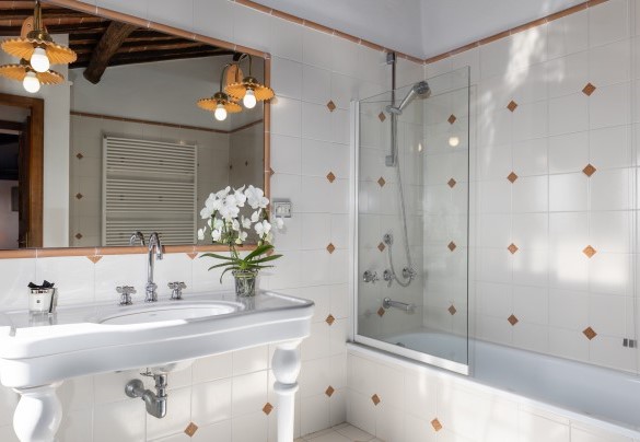 Bathroom  with tub n.5, en suite to bedroom n.5 - Scandelaia