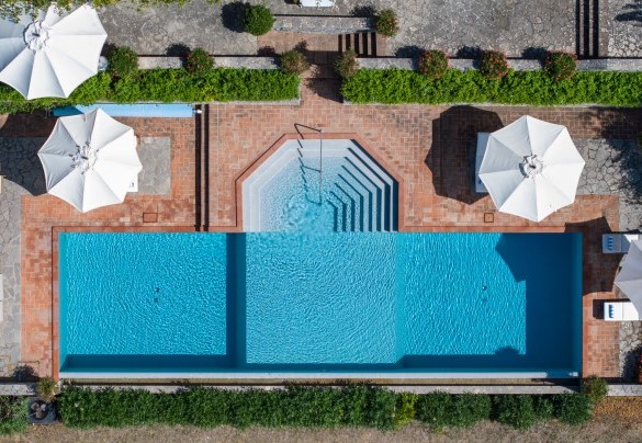 Set on the lower terrace of the park, it can be reached from the villa, which is about 30 m away, down one of the two flights of steps located on both sides of the area - Scandelaia