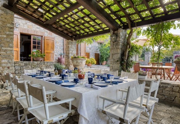 The panoramic outdoor dining area - Scandelaia