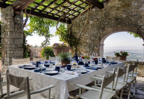 The panoramic outdoor dining area - Scandelaia
