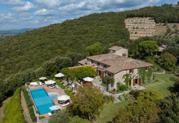 An authentic green lung where woods alternates with garrisons of olive trees planted along a terraced ridge - Scandelaia