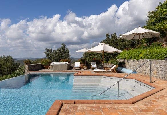The rectangular pool, measures 5 x 17 m with the depth ranging from 1.5 m in the centre up to 2.5 m on both sides - Scandelaia
