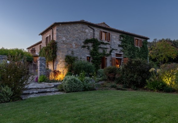 The imposing stone building with its front door - Scandelaia
