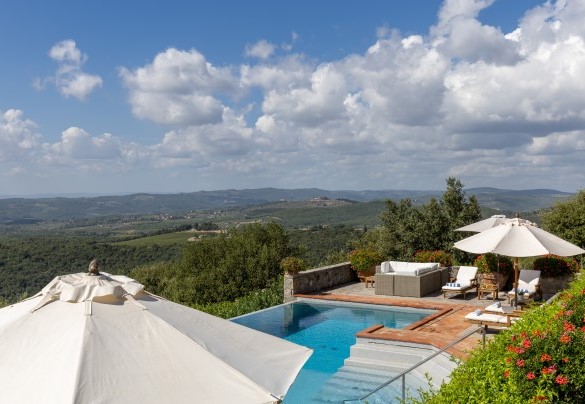 The infinity pool facing south-west it offers magnificent sunsets over the Chianti hills - Scandelaia