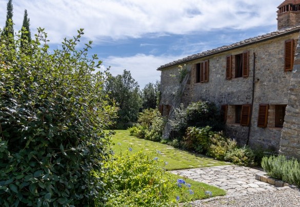 A well-kept lawn along which wind wonderful panoramic paths - Scandelaia