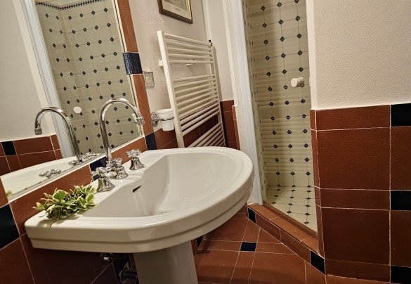 Bathroom with shower n.1 ensuite to double bedroom n.1 - Scandelaia