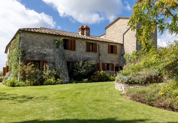 At the centre lies the majestic fenced park that frames the villa, extending for approximately one hectare on several well-connected levels - Scandelaia