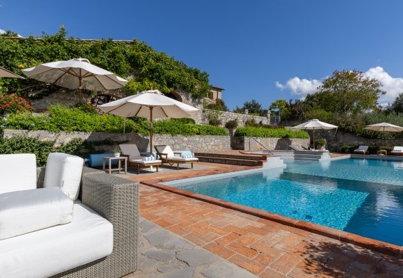 The infinity pool facing south-west it offers magnificent sunsets over the Chianti hills - Scandelaia
