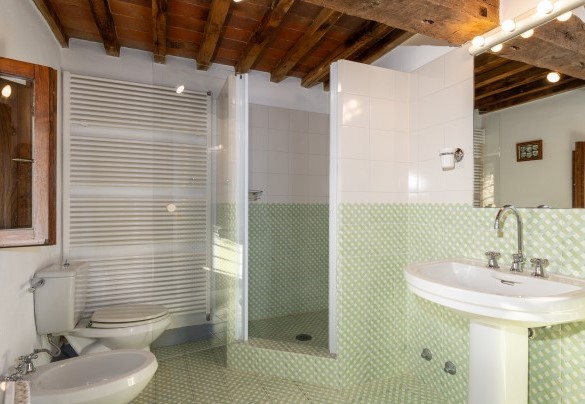 Bathroom with shower n.2, en suite to bedroom n.2 - Scandelaia