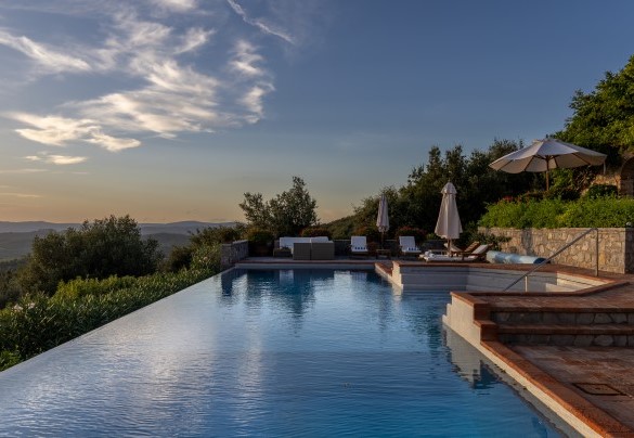 The infinity pool facing south-west it offers magnificent sunsets over the Chianti hills - Scandelaia