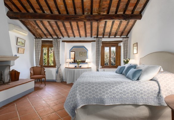 Double bedroom n.4 on the first floor with wardrobe room and en suite bathroom - Scandelaia