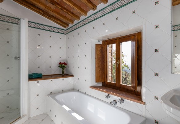 Bathroom with tub and shower n.3, en suite to bedroom n.3 - Scandelaia