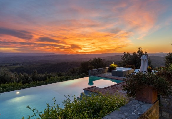 It can also be used at night thanks to the lighting both inside and outside the pool - Scandelaia