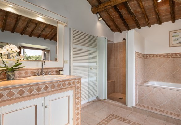 Bathroom with tub and shower n.4, en suite to bedroom n.4 - Scandelaia