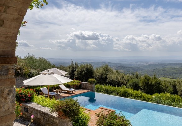 An unparalleled landscape ends on the ancient towers of Siena and on the verdant peaks of the Colline Metallifere - Scandelaia