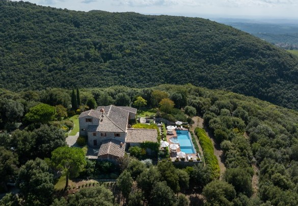 A real piece of paradise opens up, a large park immersed in the quiet through the woods of Chianti - Scandelaia