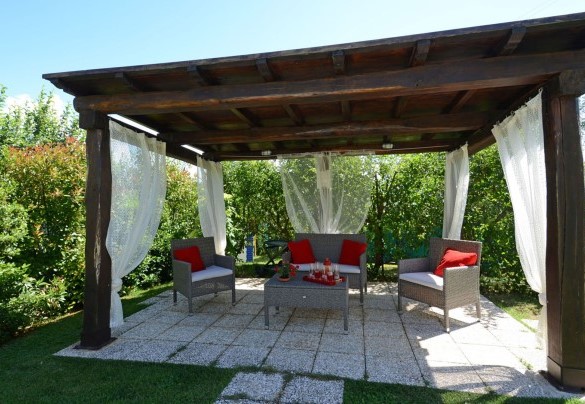 Il gazebo in legno è il luogo perfetto per apertitivi all'aperto - Sferracavalli