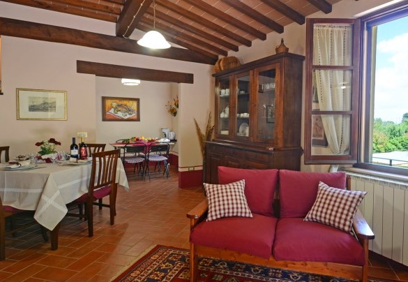 La tavola da pranzo è a pochi passi dalla cucina - Sferracavalli