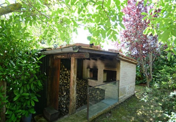 La struttura in muratura con forno a legna e barbecue - Sferracavalli