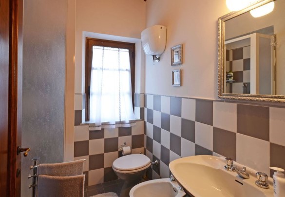 Il bagno con doccia sul corridoio - Sferracavalli