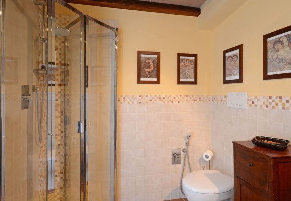 La doccia ad angolo nel bagno en-suite - Sferracavalli