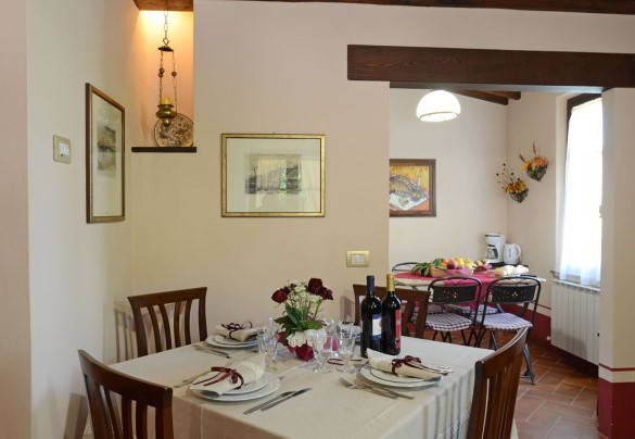 La tavola da pranzo è a pochi passi dalla cucina - Sferracavalli