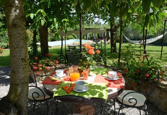 Gli alberi ombreggiano il giardino - Sferracavalli