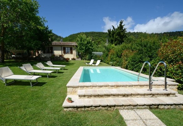 Il bordo piscina è in cotto - Sferracavalli