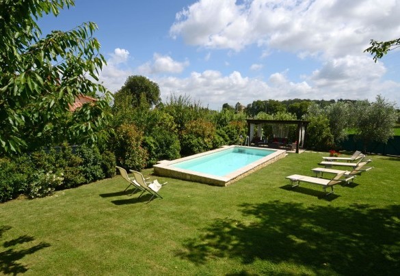La piscina è adagiata nel verde accudito - Sferracavalli