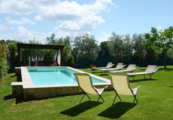 La piscina è adagiata nel verde accudito - Sferracavalli
