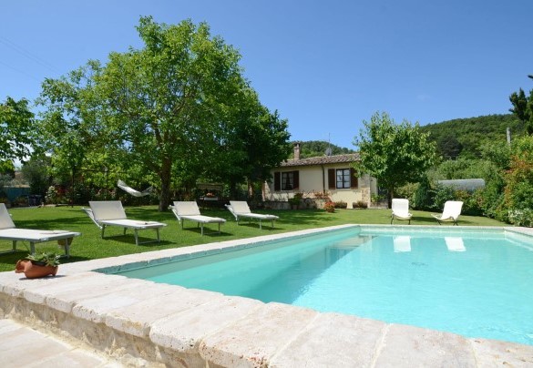 Il bordo piscina è di cotto ricercato - Sferracavalli