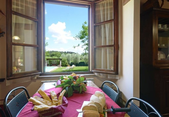 La cucina si affaccia sulla piscina - Sferracavalli