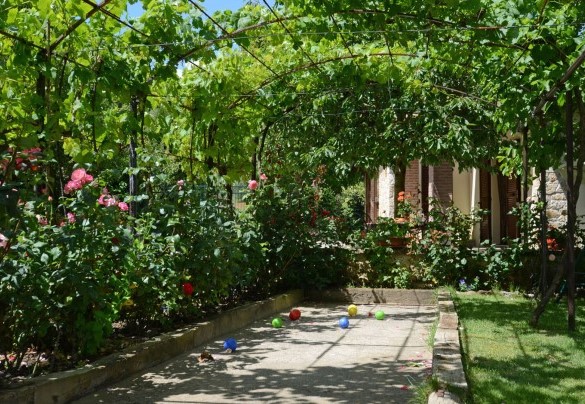 Il campo da bocce circondato dalla vegetazione - Sferracavalli