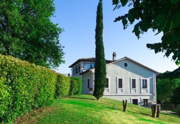 La villa circondata dal curato giardino - Tenuta Astolfi