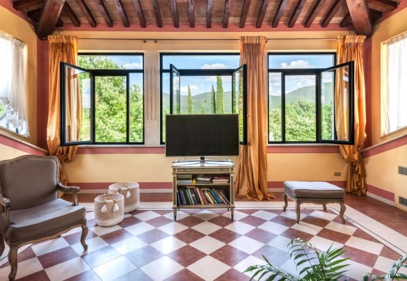 Salotto con TV sat al primo piano - Tenuta Astolfi