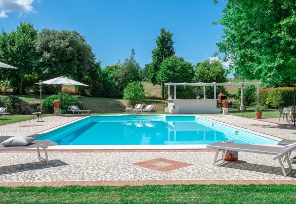 La piscina è collocata all'interno del parco della proprietà - Tenuta Astolfi
