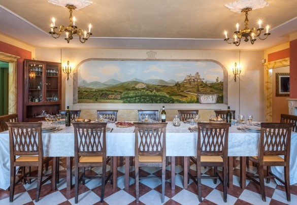 La sala da pranzo comunica comodamente con la cucina e l'esterno - Tenuta Astolfi