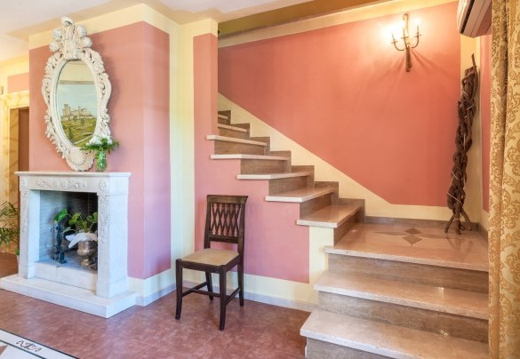 La scalinata per il primo piano - Tenuta Astolfi