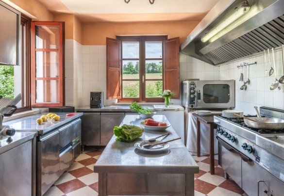 Cucina industriale al piano terra - Tenuta Astolfi