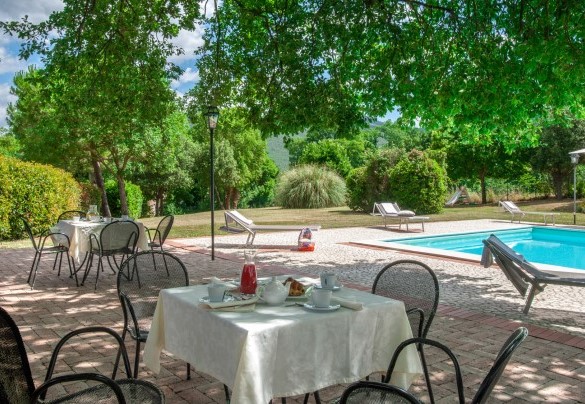 Zona piscina con area per mangiare all'aperto - Tenuta Astolfi