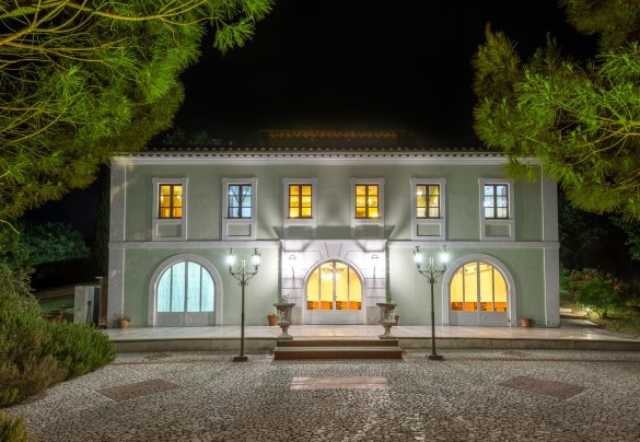 La splendida villa illuminata di notte - Tenuta Astolfi