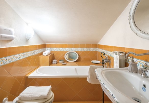 Bagno en suite con vasca al primo piano - Tenuta Astolfi