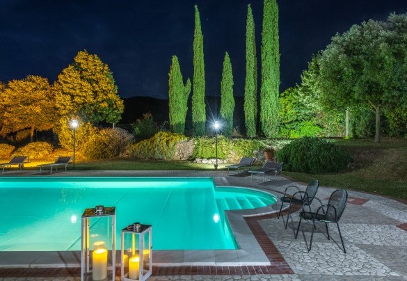 La piscina illuminata di notte - Tenuta Astolfi