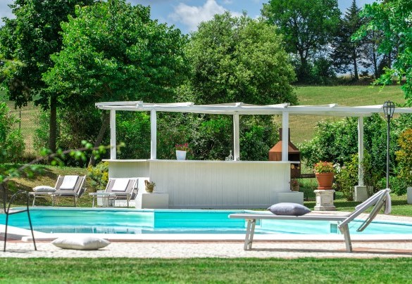 La piscina e la zona prendisole attrezzata con lettini, ombrelloni e doccia esterna - Tenuta Astolfi
